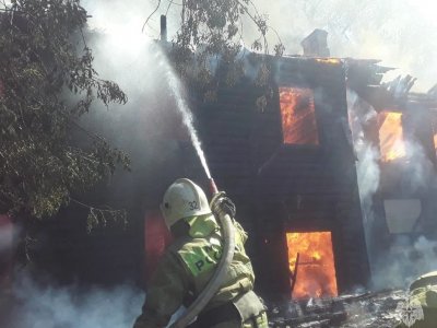 В Уфе пожарные тушат объятый огнем двухэтажный расселенный дом