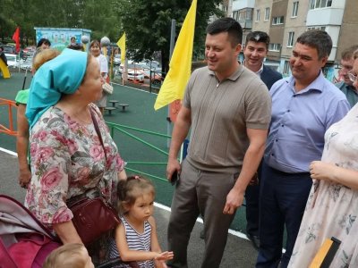 Мэр Уфы Ратмир Мавлиев осмотрел с горожанами их обновлённый двор