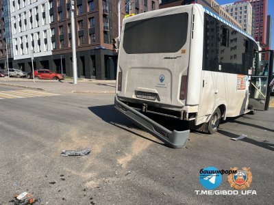 В Уфе автобус с пассажирами попал в ДТП: пострадали несколько человек, в том числе 4-летняя девочка