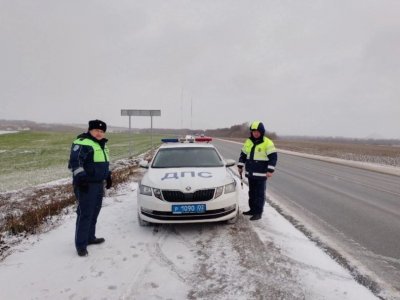 На трассе в Башкирии сотрудники ГИБДД пришли на помощь попавшему в беду водителю