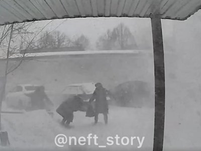 В Башкирии на двух женщин с жилого дома сошла «снежная лавина»