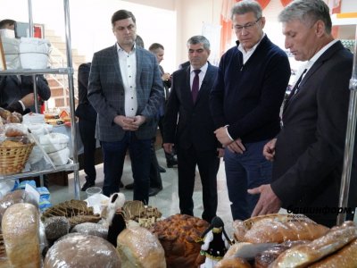 Радий Хабиров ознакомился с выставкой продукции производителей Давлекановского района