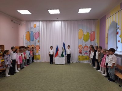 В детсадах Башкирии День знаний начался с подъёма государственных флагов и исполнения гимнов