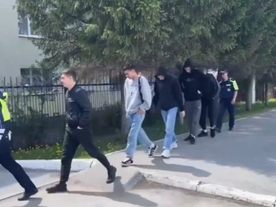 В Уфе наказали катавшихся на крыше ВАЗ-2114 молодых людей
