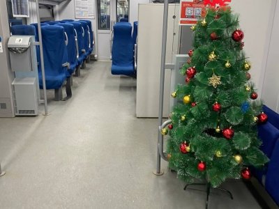 В Башкирии пригородные поезда украсили к Новому году