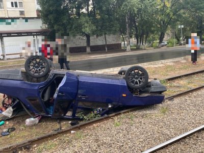 В Уфе 17-летний водитель опрокинул авто на трамвайные пути, пострадали трое