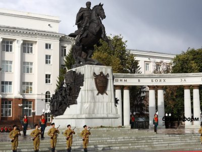 Глава Башкирии Радий Хабиров дал старт вахте памяти с почётным караулом на Советской площади
