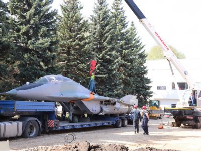 В Уфе на постамент устанавливают истребитель МиГ-29