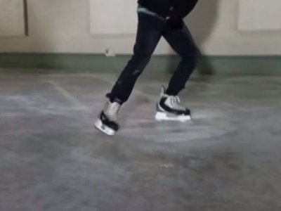 Ледовый перформанс: в Стерлитамаке молодежь каталась на коньках у здания администрации