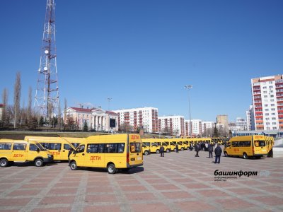 Глава Башкирии вручил ключи от новых автобусов директорам 44 школ из 31 района республики