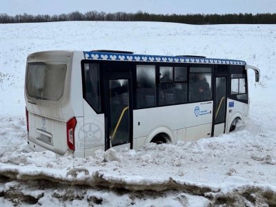 В Башкирии автобус с пассажирами съехал с дороги и застрял в сугробе