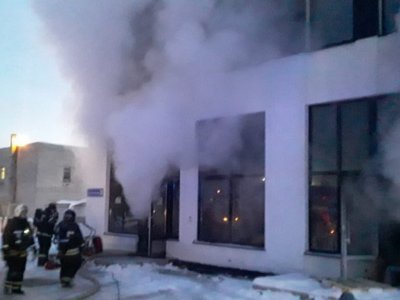 В Уфе горит здание по производству мебели