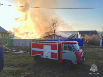 В одном из районов Башкирии сгорели дом, два автомобиля и четыре сарая
