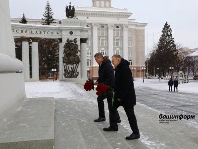 Руководители Башкирии и Адыгеи возложили цветы к памятнику Герою России Минигали Шаймуратову