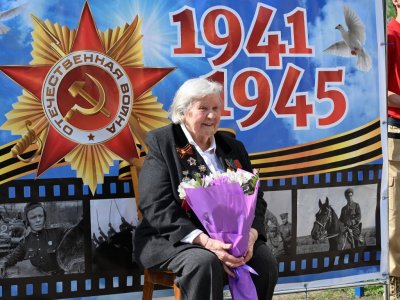 В Уфе для ветерана Великой Отечественной войны Тамары Казаковой прошел концерт во дворе ее дома
