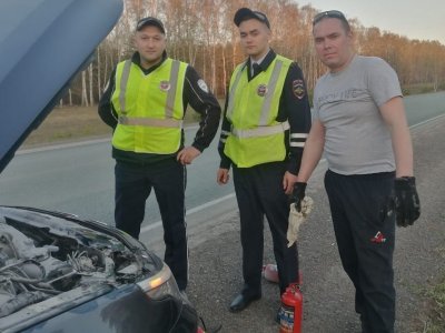 Автоинспекторы помогли жителю Башкирии потушить загоревшийся автомобиль