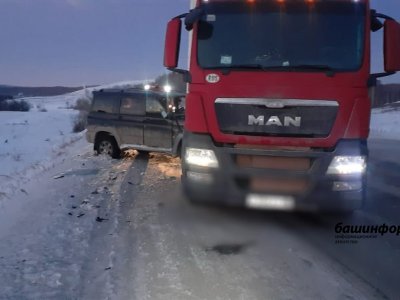 На трассе в Башкирии УАЗ «Патриот» столкнулся с большегрузом