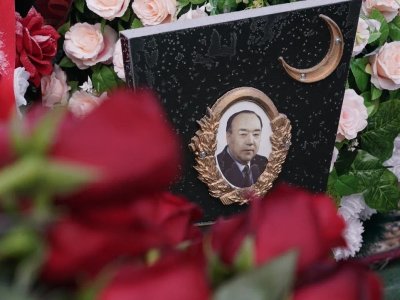Радий Хабиров возложил цветы на могилу Муртазы Рахимова и рассказал о сохранении памяти о нем