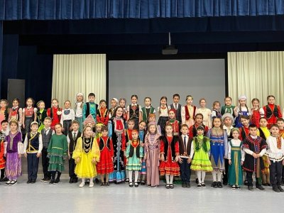 В Уфе учащиеся полилингвальной гимназии №2 «СМАРТ» приходят в национальных костюмах