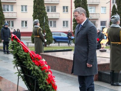 Радий Хабиров возложил цветы к мемориалу «Вечный огонь» в белорусском Гомеле