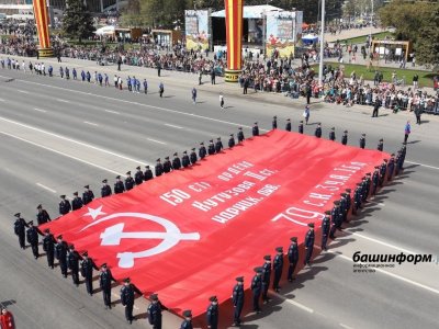 В Госдуму внесли проект о поднятии в школах копии Знамени Победы вместе с флагом России