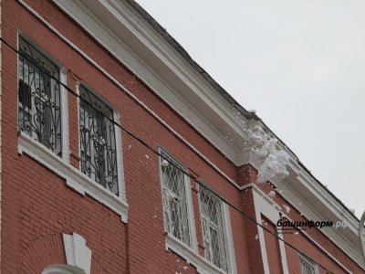 «Меня чуть не убило!»: в Башкирии снег с крыши упал в сантиметрах от бабушки