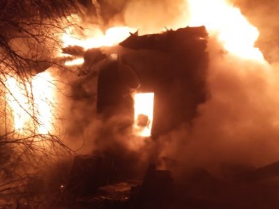 В Башкирии загорелся жилой дом: бдительные соседи спасли жизнь матери и ее детей