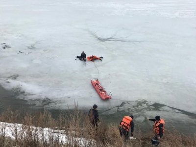 В Башкирии спасатели пришли на помощь к провалившимся под лед рыбакам