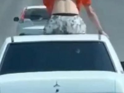В Уфе задержан водитель без прав, который вёз человека на крыше легковушки