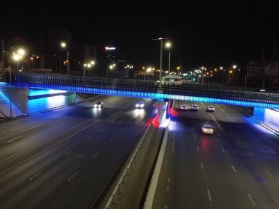 На мосту по проспекту Салавата Юлаева в Уфе включили подсветку цвета флага России