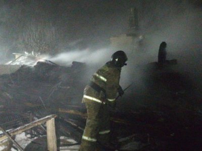 В Башкирии при пожаре в бревенчатом доме пострадала 53-летняя женщина