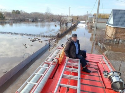 Жителя Башкирии эвакуировали из потопа на пожарной машине