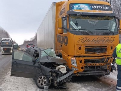 В Башкирии водитель Toyota Corolla погиб в столкновении с грузовиком Volvo
