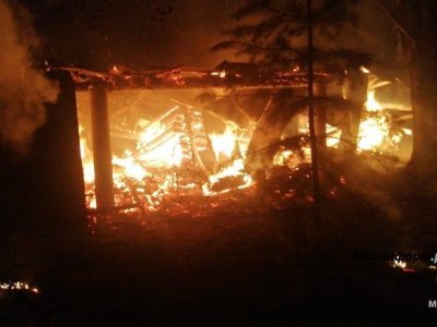 В Башкирии на территории личного хозяйства произошел сильный пожар: МЧС проводит расследование