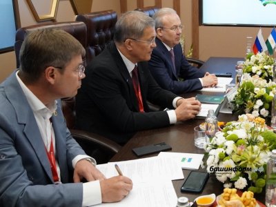 Глава Башкирии на ПМЭФ обсудил с Ксенией Шойгу создание центра триатлона