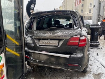 В центре Уфы столкнулись два Mercedes-Benz и пассажирский автобус