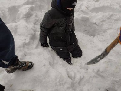 В Уфе спасатели освободили мальчика из снежного плена