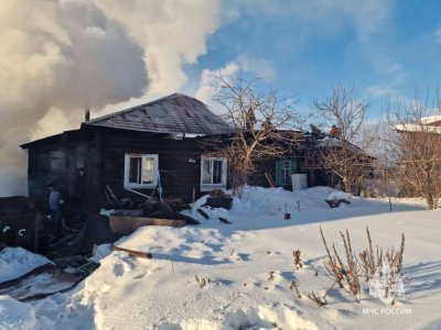 В Башкирии пожарные спасли хозяев горящего дома в Белорецке