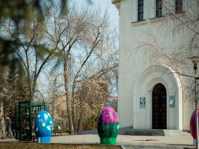 В Уфе аллею перед храмом в сквере 50-летия Победы украсили гигантскими пасхальными яйцами
