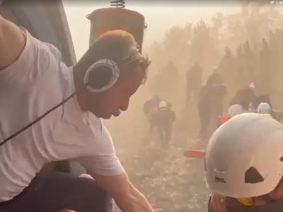 Вертолет во время крупного лесного пожара в Башкирии эвакуировал группу спасателей из пекла - видео