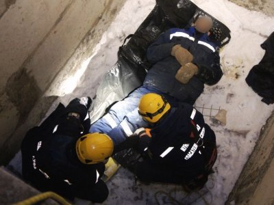 В Уфе строитель выжил при падении в шахту лифта