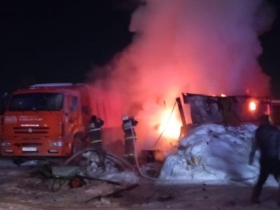 В селе Булгаково пламя охватило строительные вагоны и автомобиль