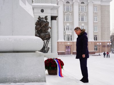 Радий Хабиров возложил цветы к памятнику легендарного комдива Минигали Шаймуратова