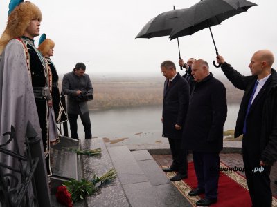 Глава Башкирии и президент Абхазии возложили цветы к памятнику Салавату Юлаеву