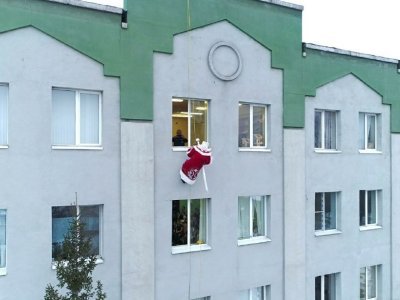 В Уфе к воспитанникам школы-интерната Дед Мороз и Снегурочка зашли через окно