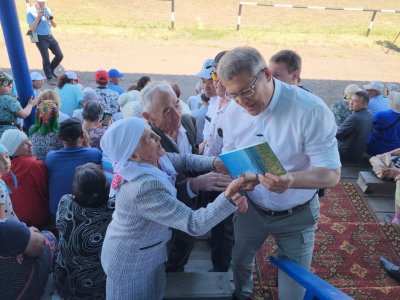 87-летняя уроженка Зианчуринского района подарила Радию Хабирову книгу собственных стихов