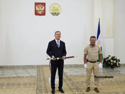 Глава Башкирии получил в подарок от бойцов СВО генеральскую саблю 