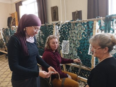 В Башкирии волонтеры делятся опытом плетения маскировочных сетей для нужд СВО