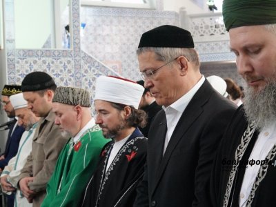 Радий Хабиров принял участие в праздничном намазе в честь Ураза-байрам