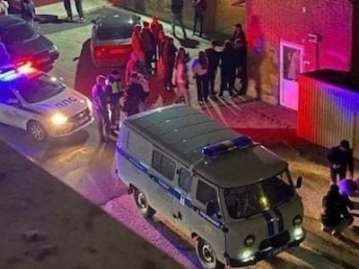 Житель Башкирии устроил дебош у ночного бара и разбил стекло патрульной машины